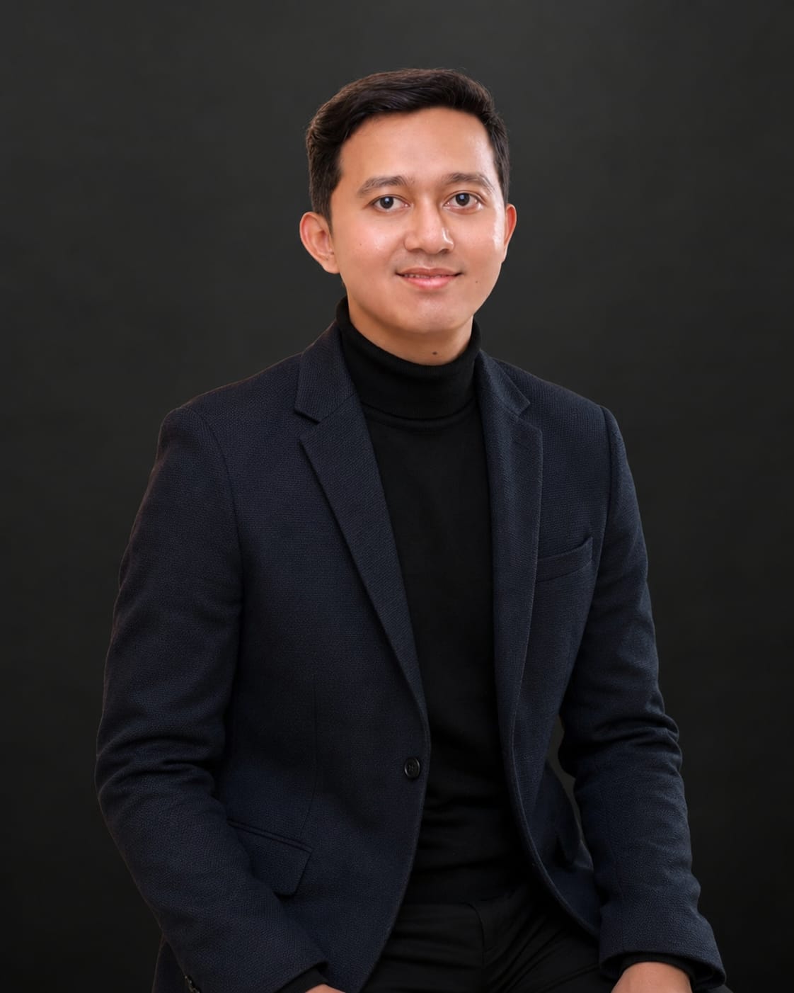Foto resmi Anom Dwi Prakoso mengenakan jas berwarna gelap